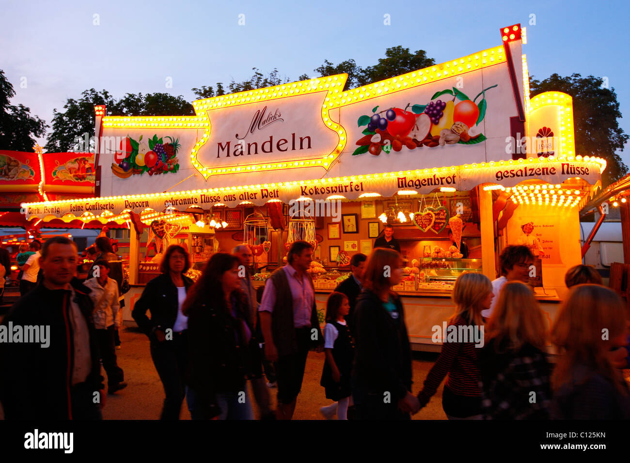Stand für kandierte Mandeln, Volksfest, Muehldorf am Inn, Bayern, Deutschland, Europa Stockfoto