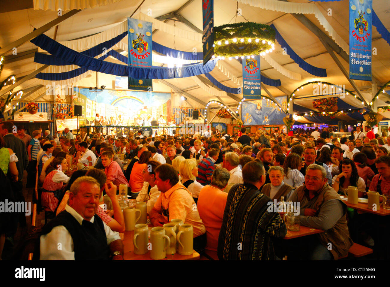 Bierzelt, Volksfest, Muehldorf am Inn, Bayern, Deutschland, Europa Stockfoto