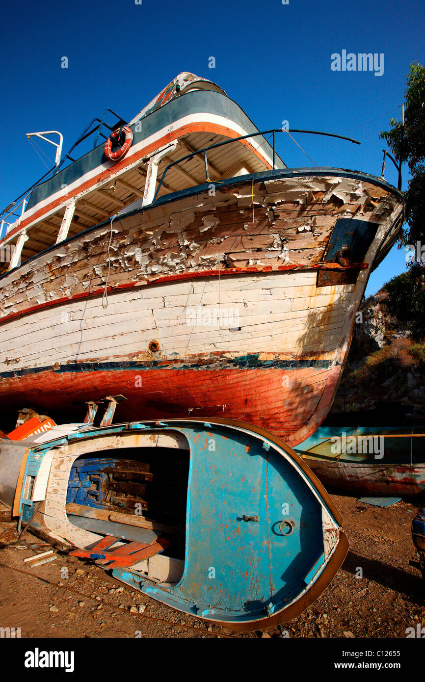 Eine traditionelle Schiffswerft von kleinen und mittleren Booten in Harani Nachbarschaft, auf der Insel Symi, Dodekanes, Griechenland Stockfoto