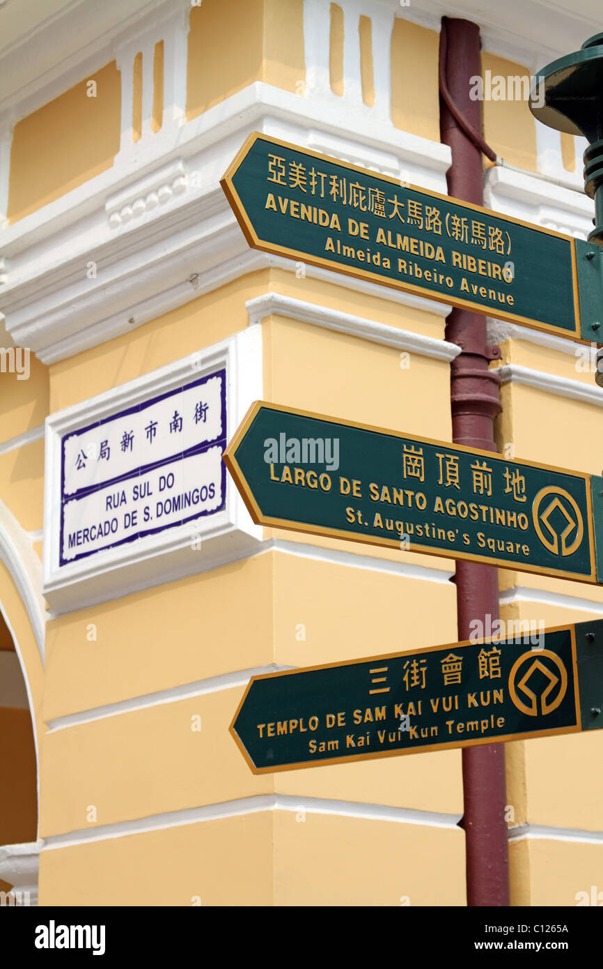Wegweiser in der Largo Senado, der Senatsplatz. Die Zeichen sind in drei Sprachen, Chinesisch, Englisch und Portugiesisch geschrieben. Stockfoto