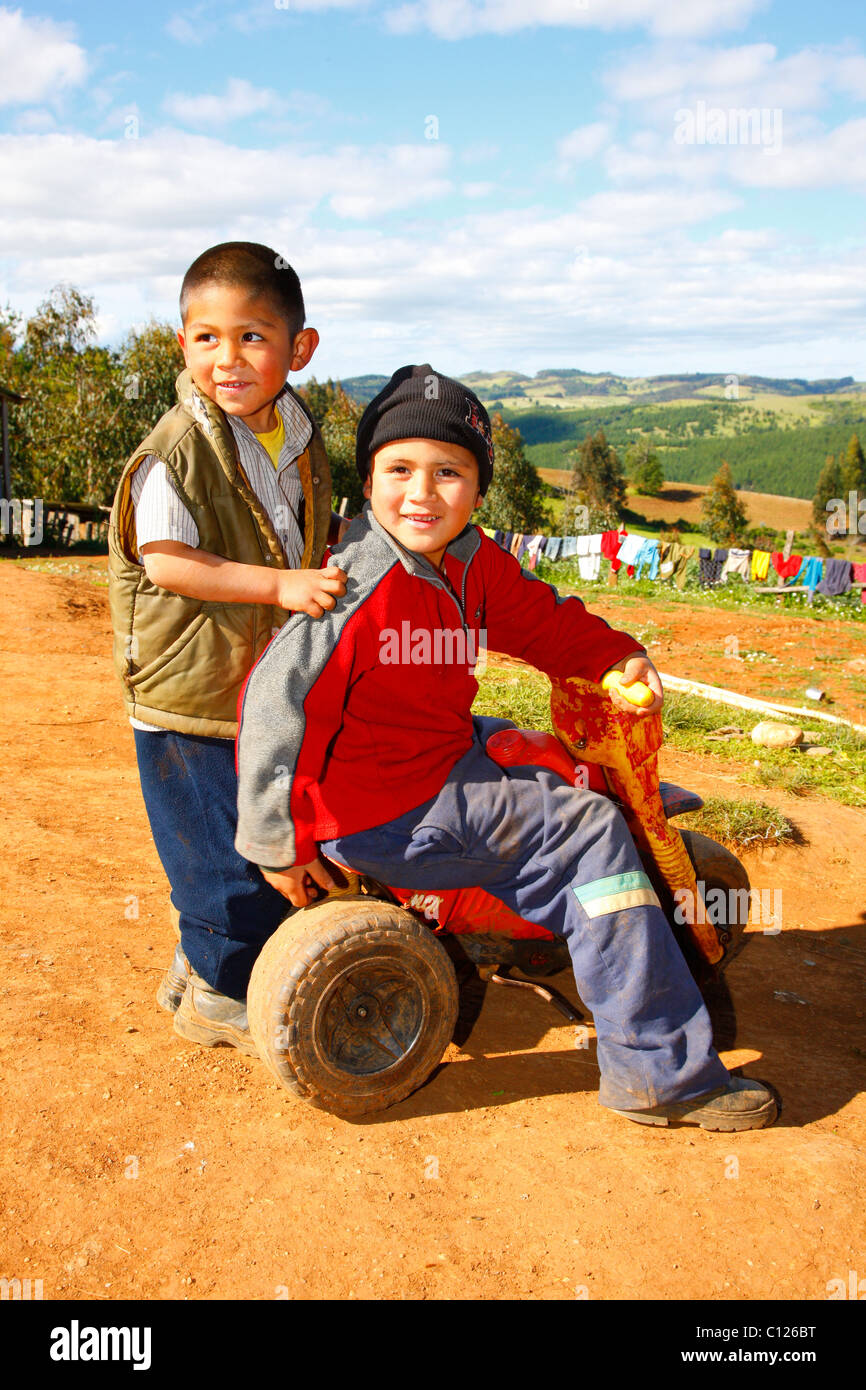 Zwei jungen mit einem Dreirad, Mapuche-Indianer, in der Nähe von Concepción, Süd-Chile, Chile, Südamerika Stockfoto