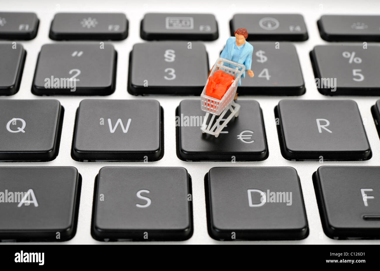Miniatur-Abbildung mit Cart auf Tastatur, Euro-Symbol, symbolisches Bild für Online-shopping Stockfoto