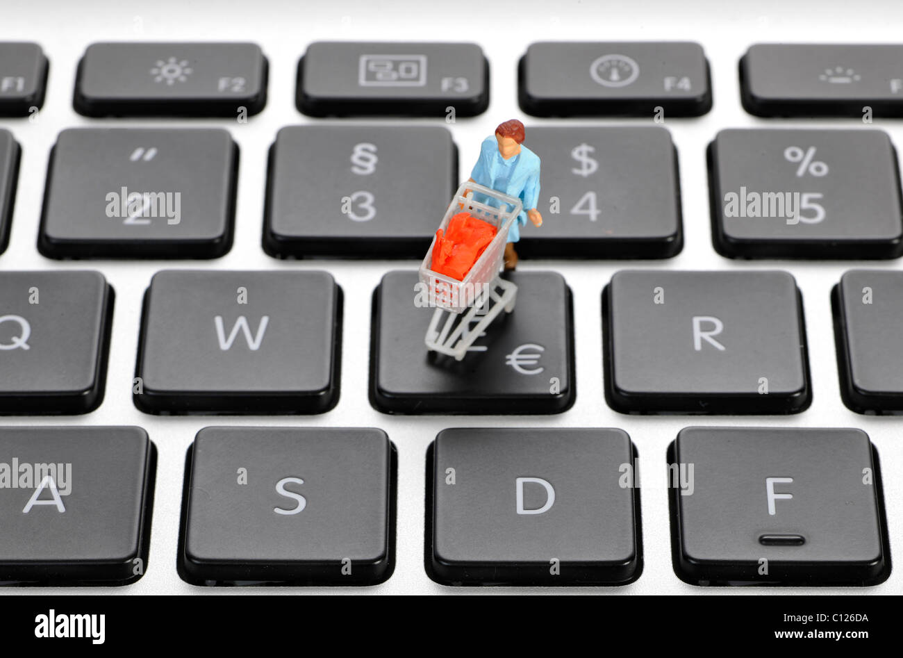 Miniatur-Abbildung mit Cart auf Tastatur, Euro-Symbol, symbolisches Bild für Online-shopping Stockfoto