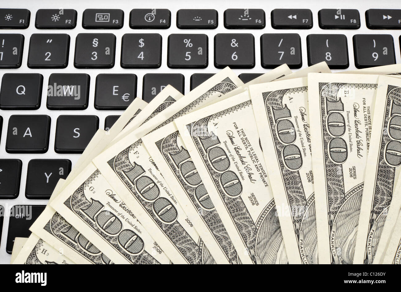 Mehrere 100-Dollar-Scheine auf einer Tastatur, Euro-symbol Stockfoto