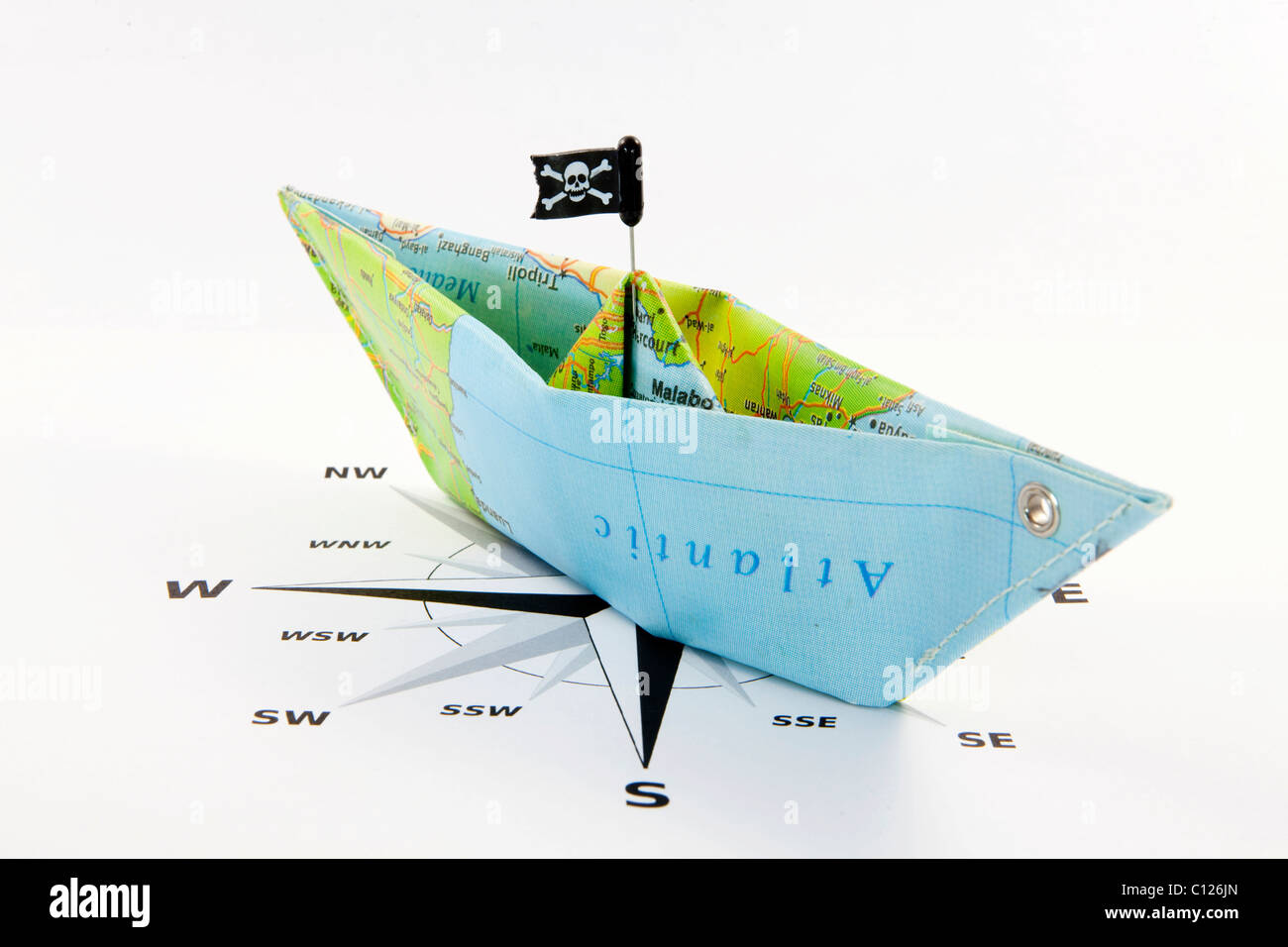 Piratenschiff gemacht Papier mit einer Windrose Stockfoto