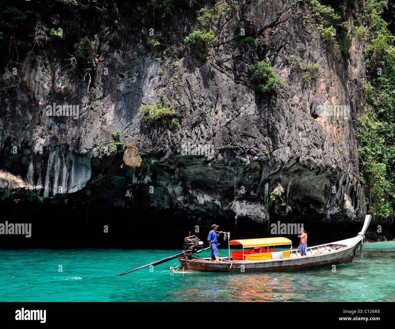 Männer auf einem Holzboot, Thailand, Asien Stockfoto