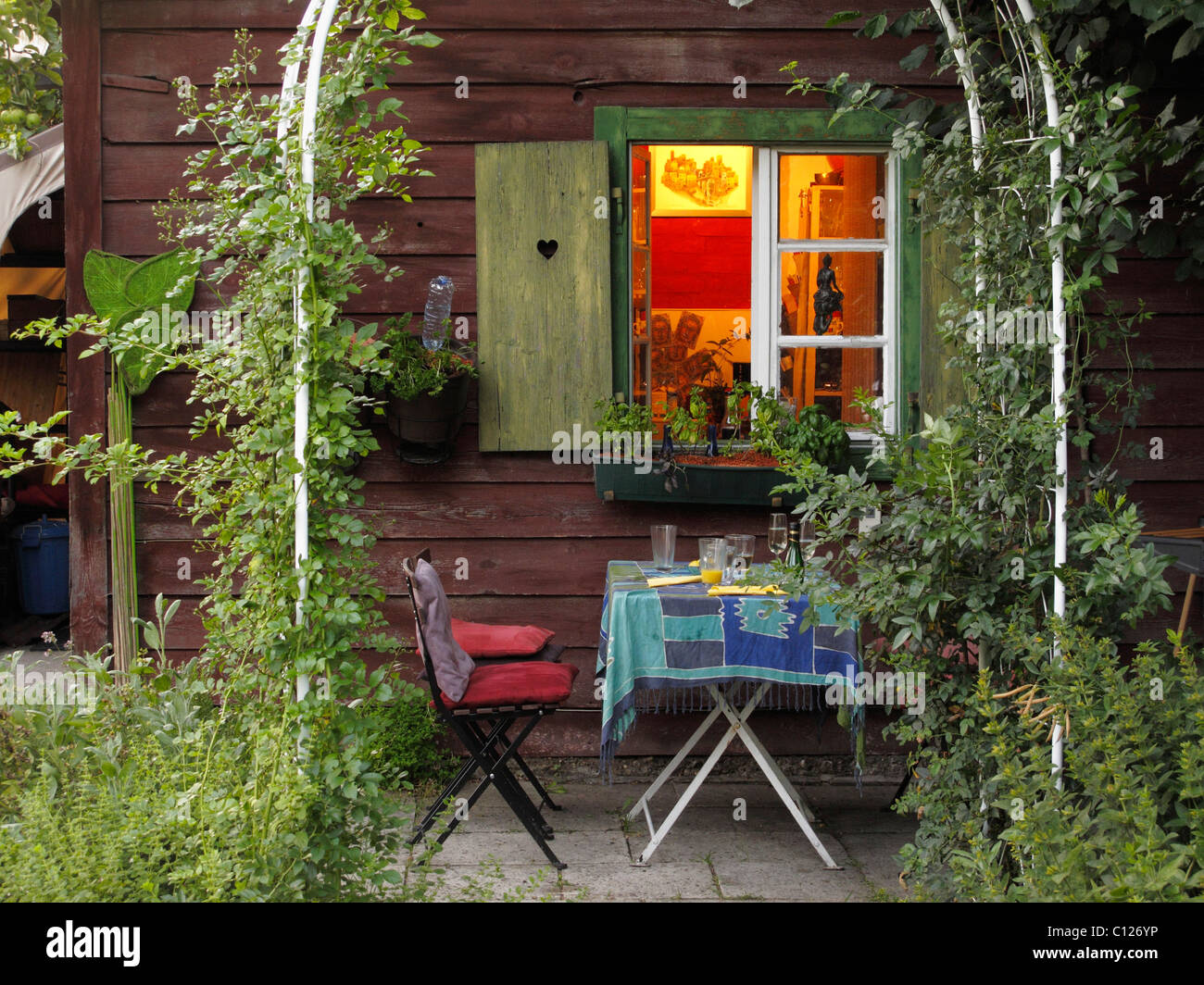 Holzhaus, offene Fenster, Gartentisch, Garten, München, Bayern, Deutschland, Europa Stockfoto