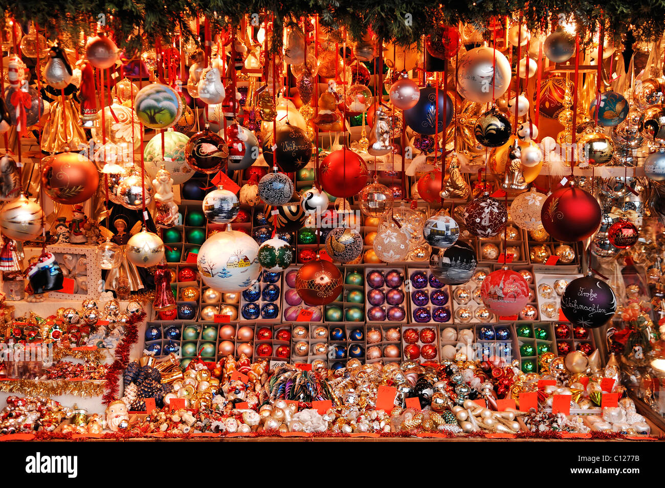 Stehen Sie mit Christbaumschmuck auf dem Weihnachtsmarkt Christkindlesmarkt Hauptmarkt, Nürnberg, Middle Franconia, Bayern Stockfoto