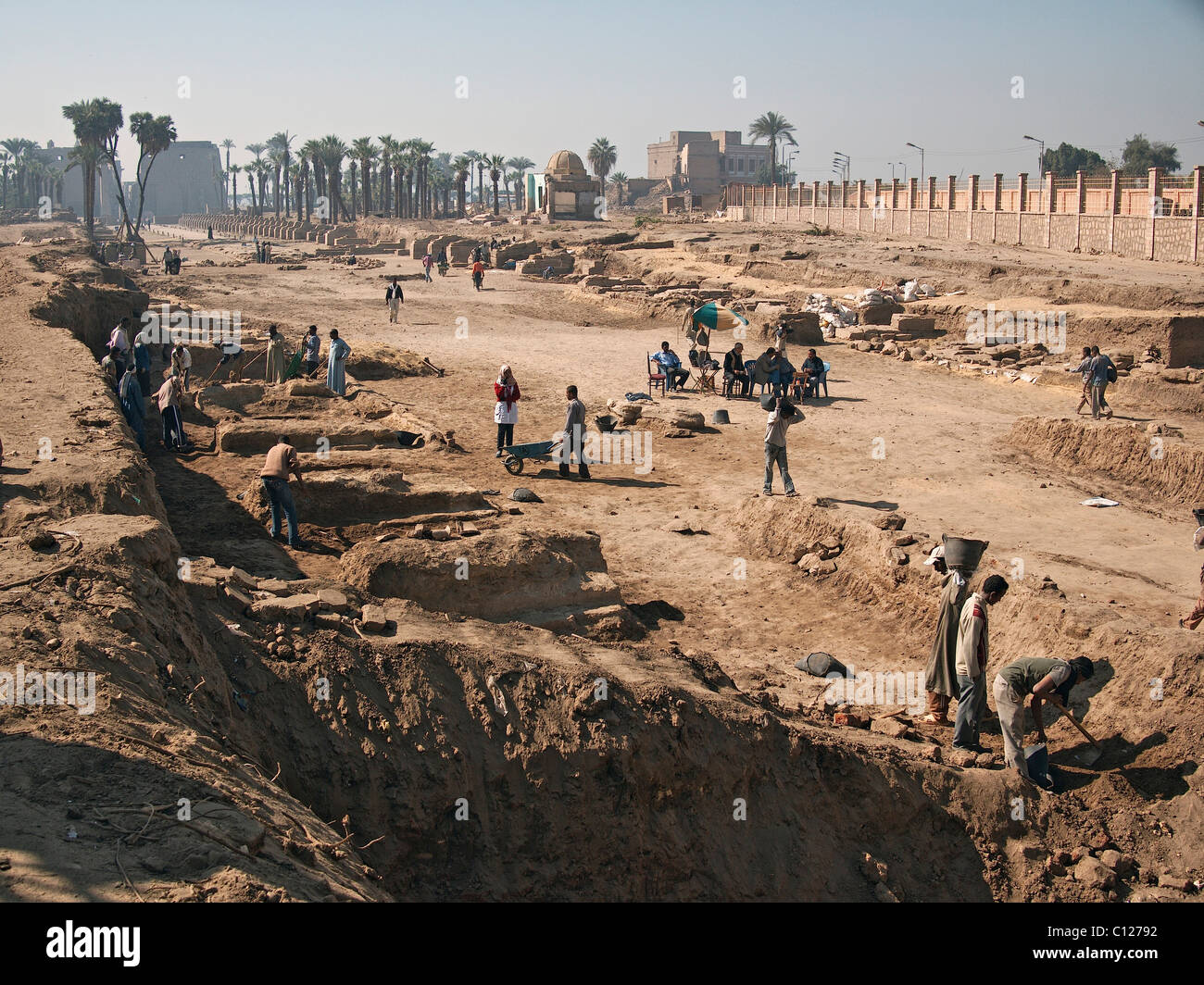 Ausgrabungsfeld an den Tempel von Luxor, Ägypten, Afrika Stockfoto