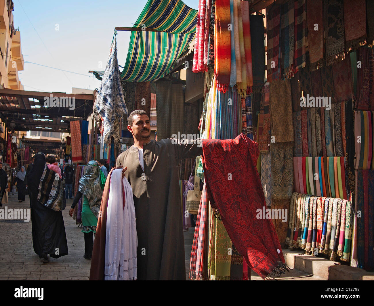 Tuchhändler im Souk von Luxor, Ägypten, Afrika Stockfoto