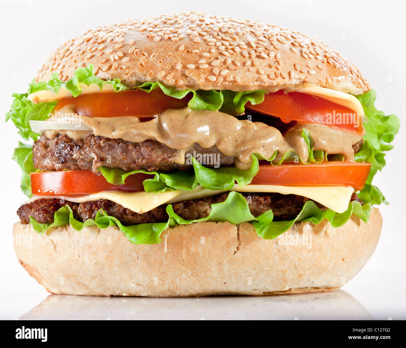Leckere Hamburger auf weißem Hintergrund. Stockfoto