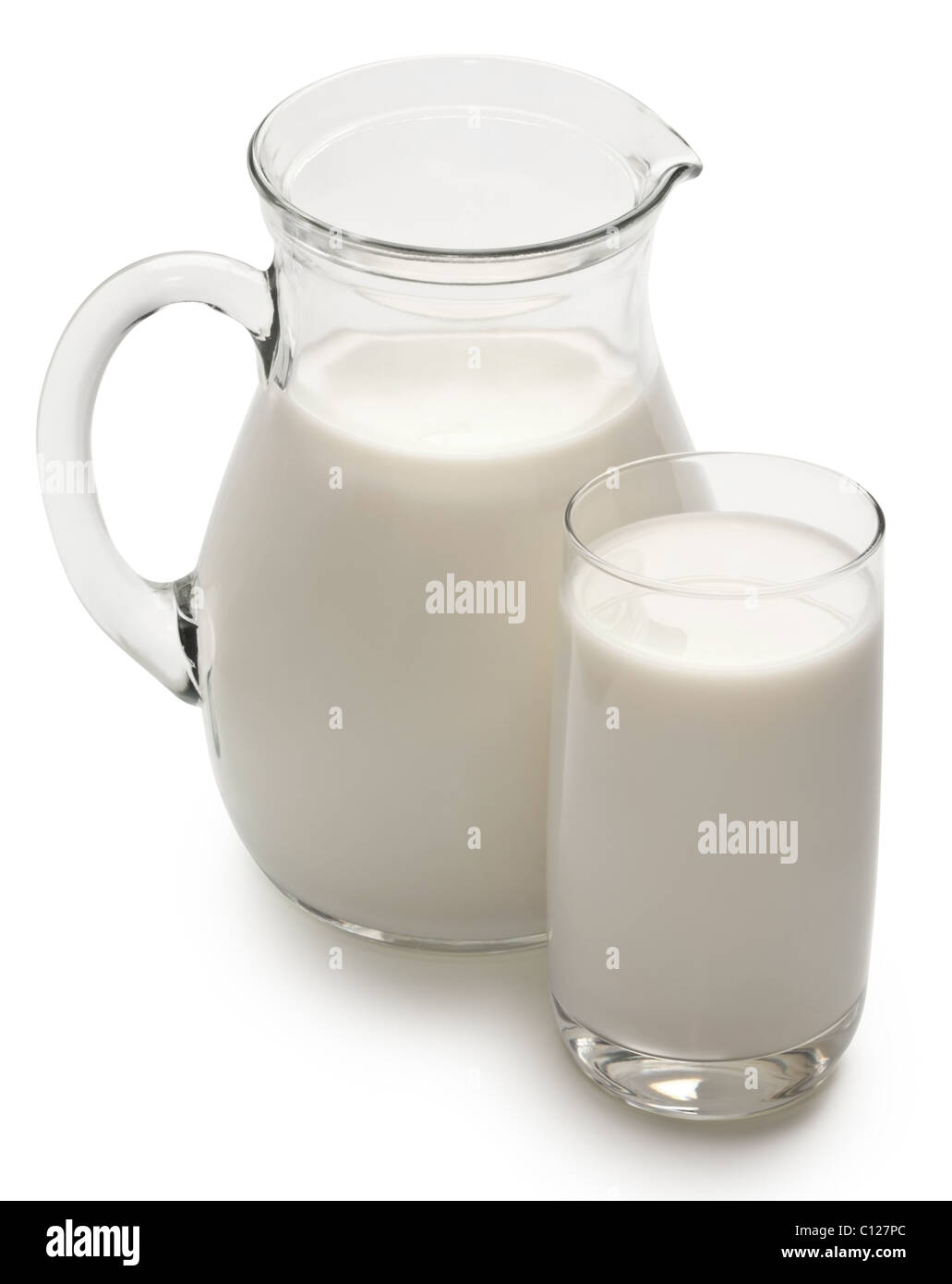 Glas und Glas Milch auf weißem Hintergrund... Datei enthält einen Pfad zu schneiden. Stockfoto