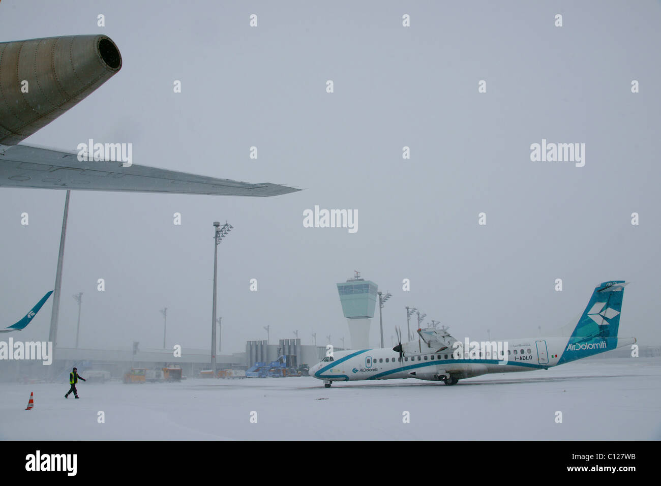 Schnee, winter, ausrollen, Air Dolomiti Flugzeug, Kontrollturm, Ost-Schürze, Flughafen München, MUC, Bayern, Deutschland, Europa Stockfoto