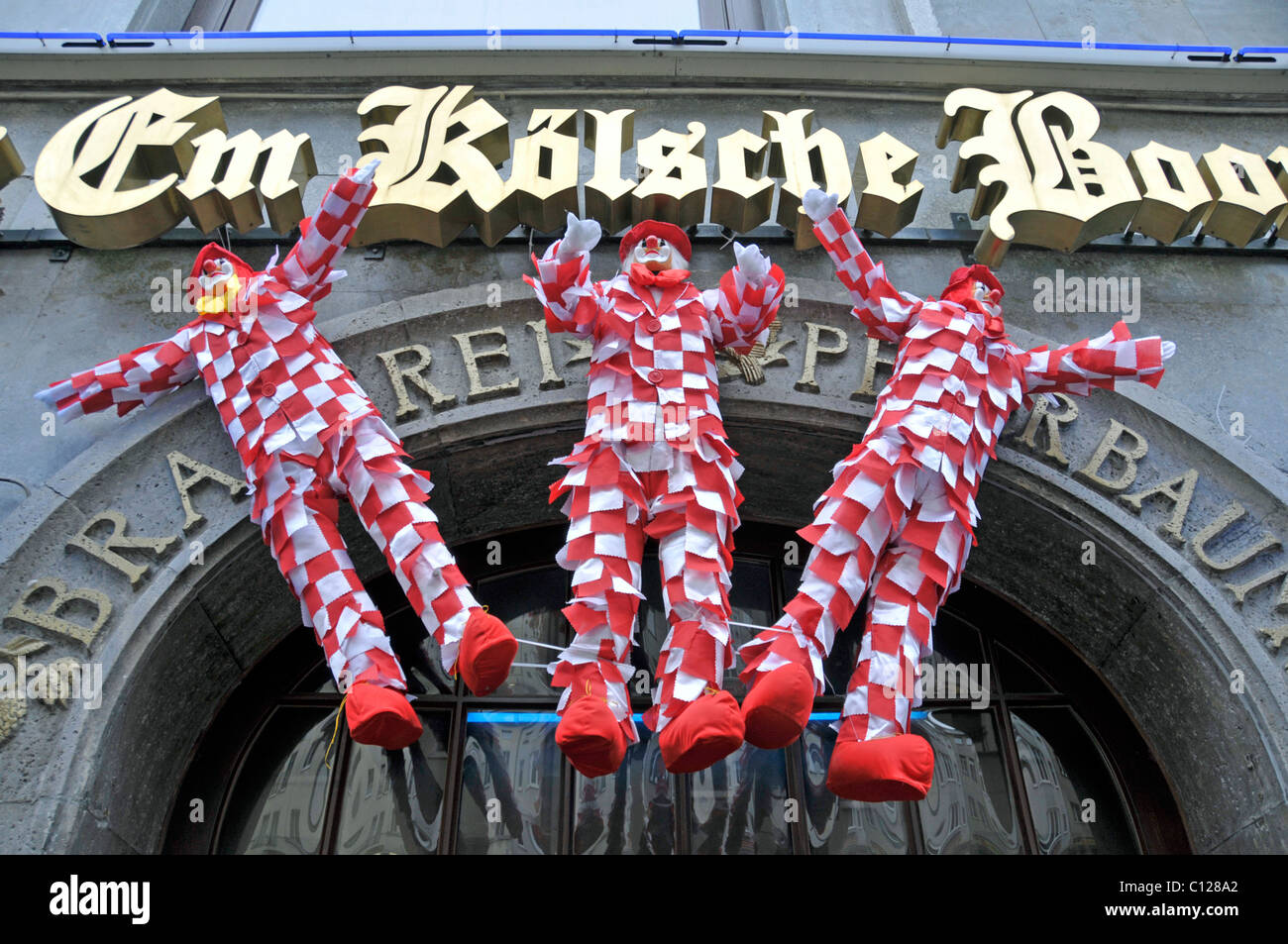 Nubbel Strawmen hängen in den Tagen des Karnevals in Köln über der Tür der Bar, um Mitternacht am Karneval Dienstag sie werden Stockfoto