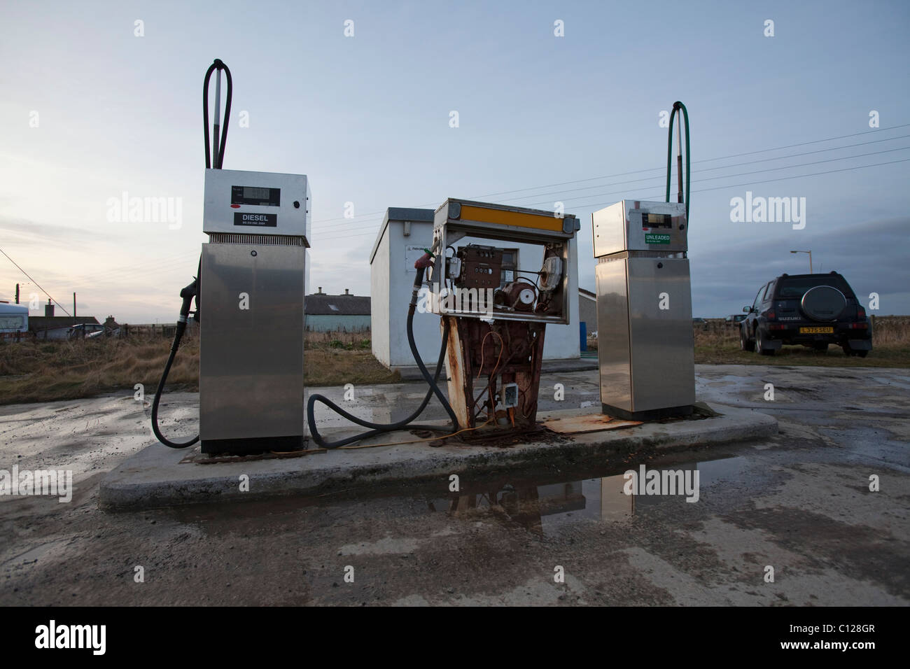 Insel-Tankstelle Verkauf von Diesel und Benzin bei £1,50 pro Liter auf der Insel Sanday, Orkney im Dezember 2010 Stockfoto