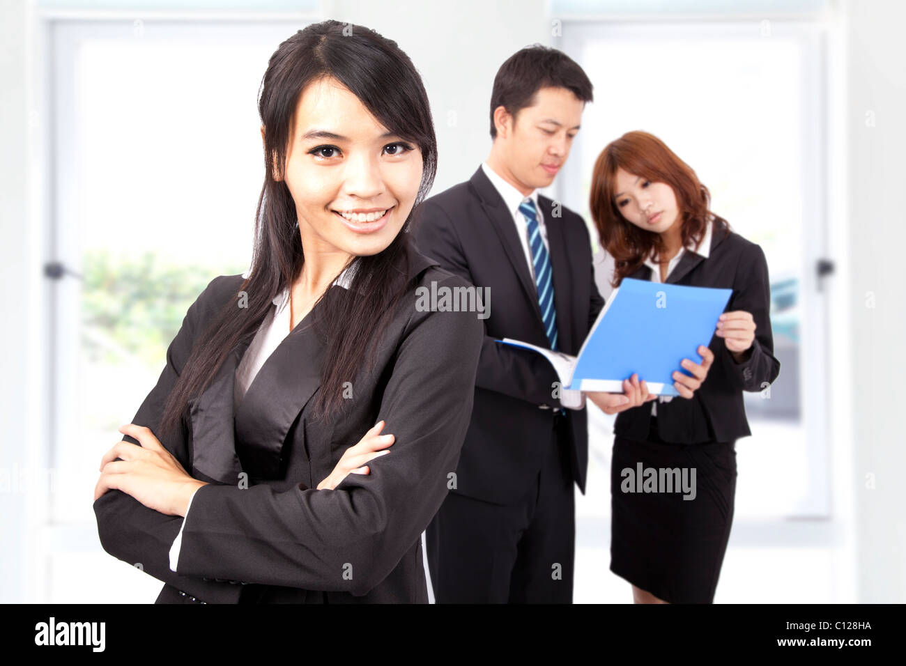 Jung und lächelnde Geschäftsfrau in einem Büro Stockfoto