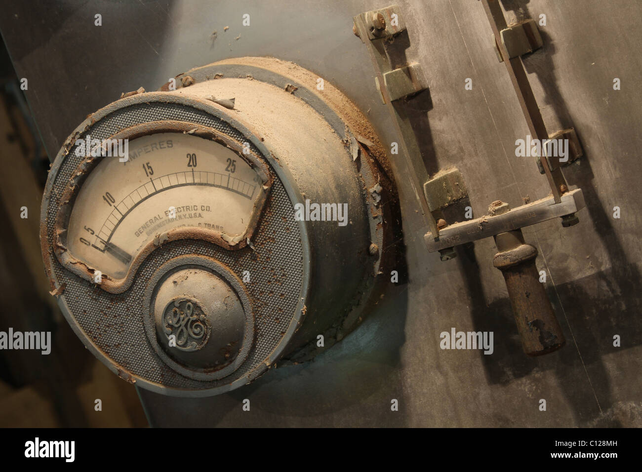 GE-Ampere. General Electric Company Amperemeter. Neben ist ein Trennschalter. Stockfoto