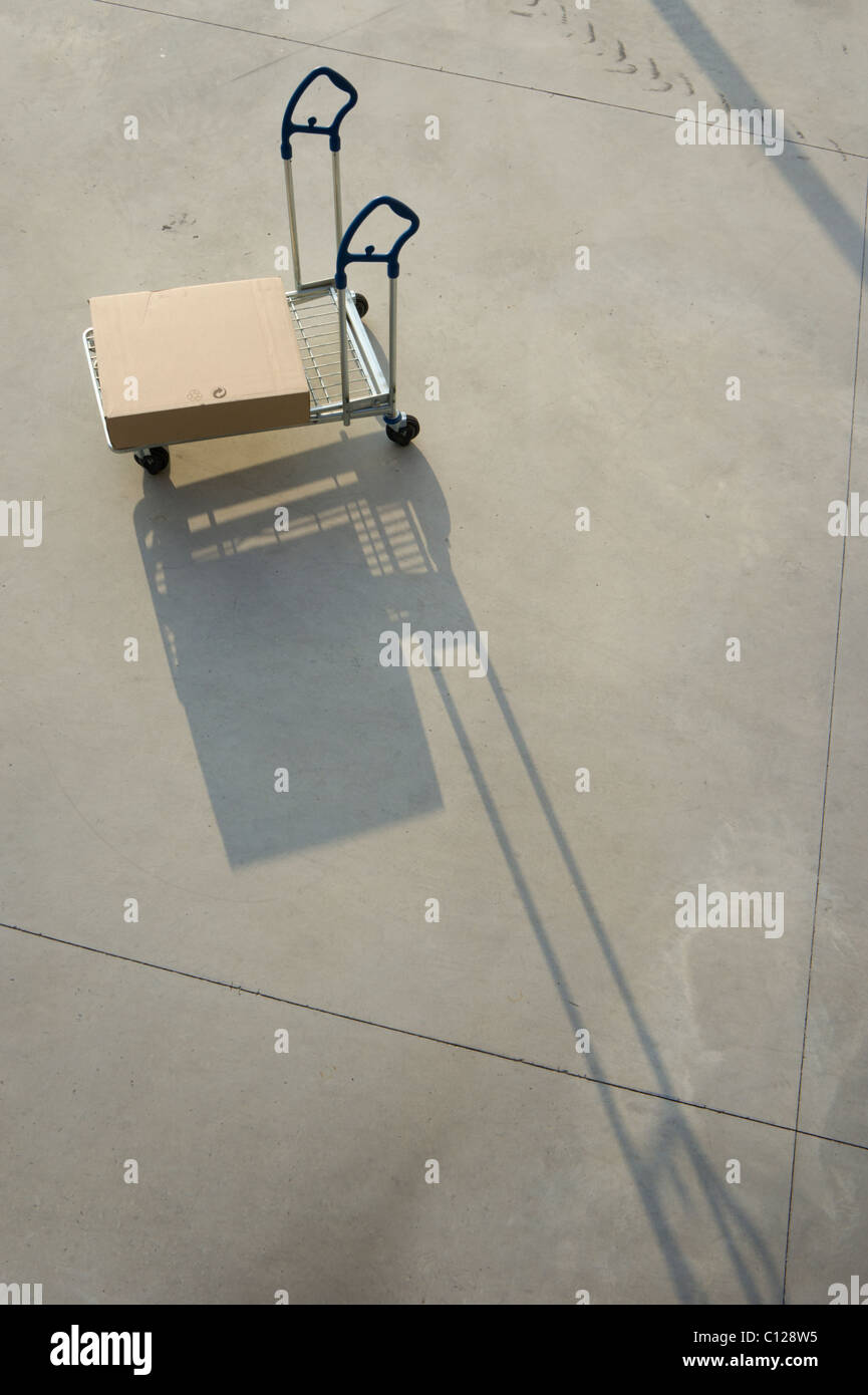 IKEA-Einkaufswagen mit flach verpackt Möbel Stockfotografie - Alamy