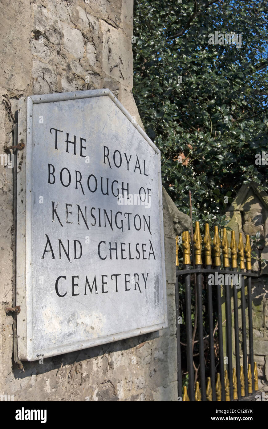 Ortseingangsschild für das royal Borough of Kensington und Chelsea Friedhof, Hanwell, West London, england Stockfoto