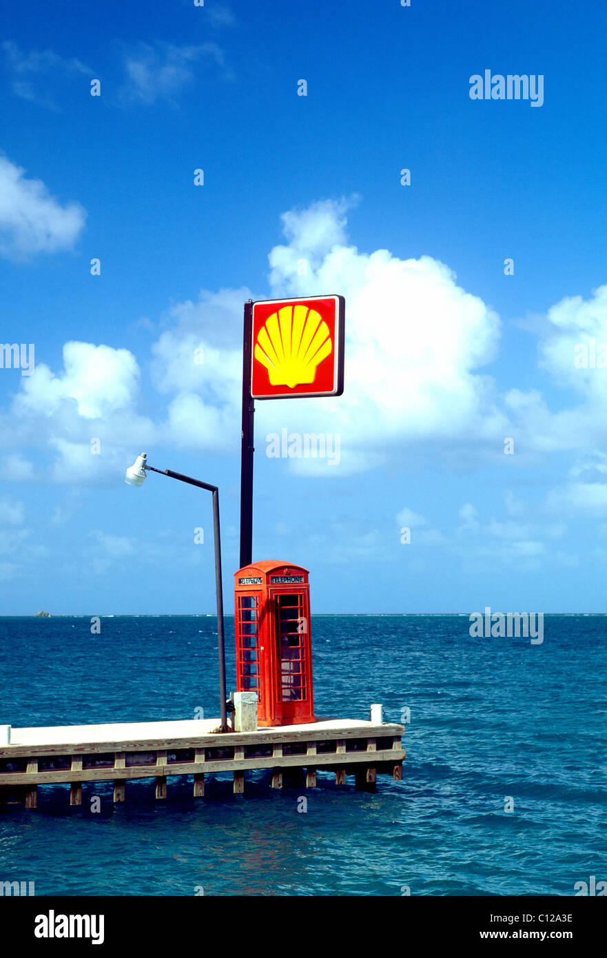 Shell Benzin Zeichen und Telefonzelle am Pier in Leverick Bay Marina, Virgin Gorda, Britische Jungferninseln Stockfoto