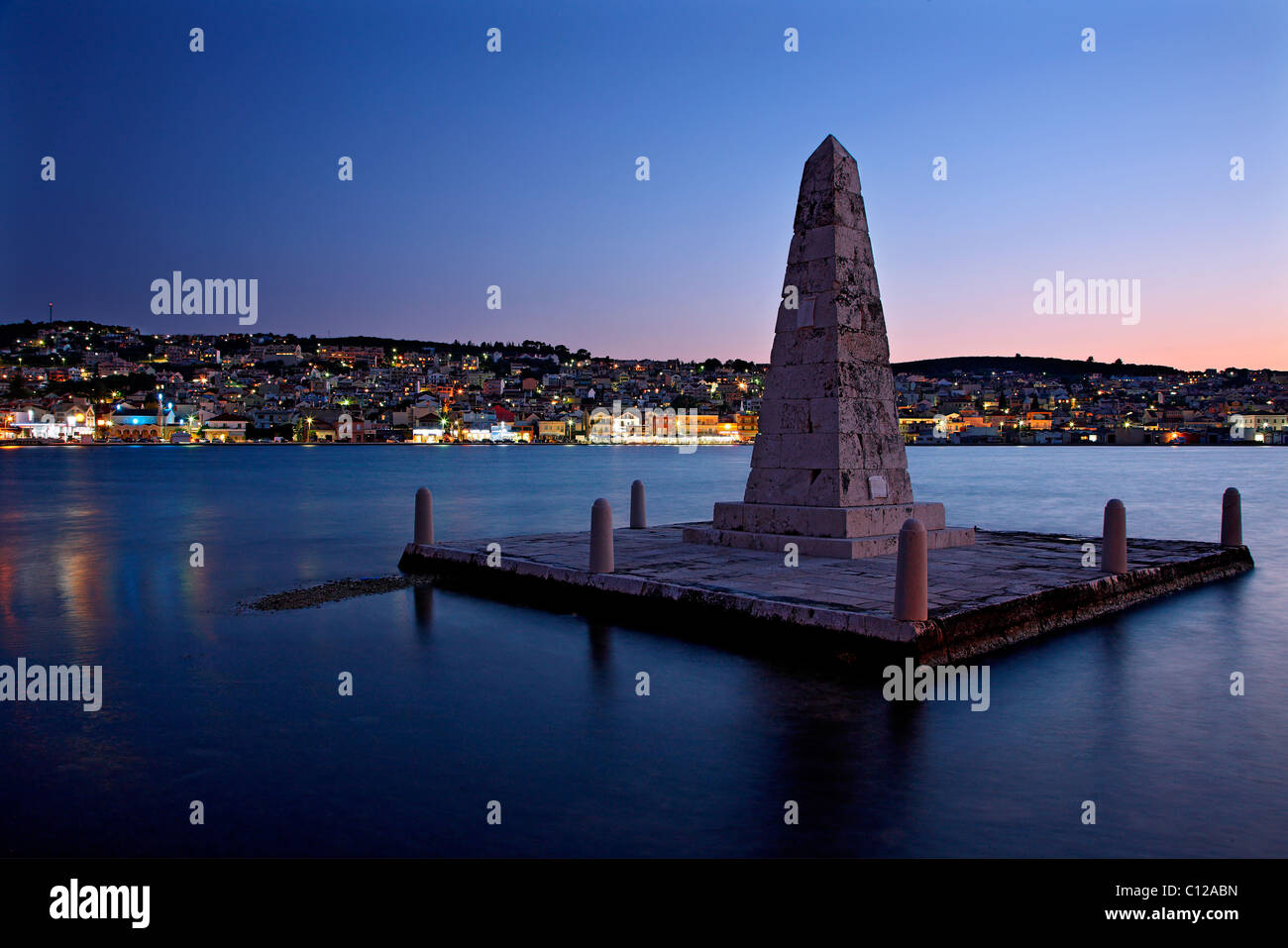 Argostoli-Stadt, Hauptstadt der Insel Kefalonia und der so genannten britischen Obelisk in Front. Stockfoto