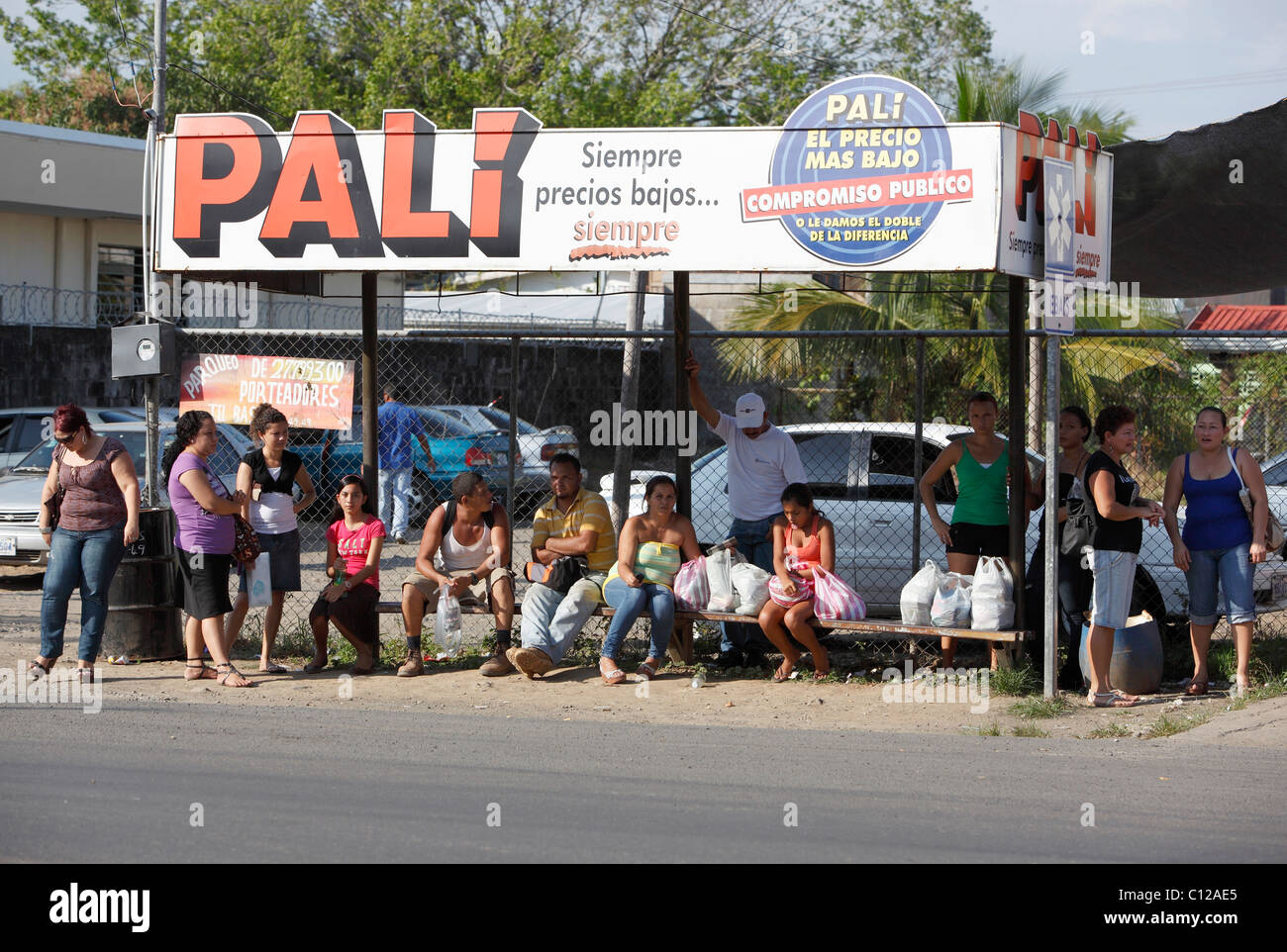 Menschen warten auf einen Bus in die Stadt von Parrita, Costa Rica Stockfoto