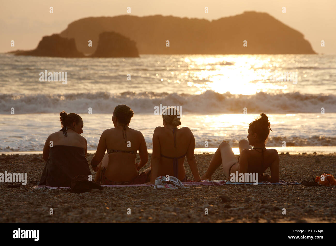 Vier Frauen am Strand in Manuel Antonio, Costa Rica Stockfoto