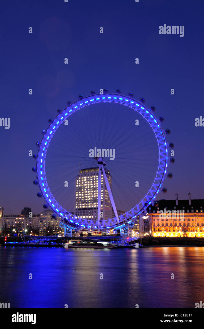 Das London Eye an der Dämmerung, London, England, UK Stockfoto