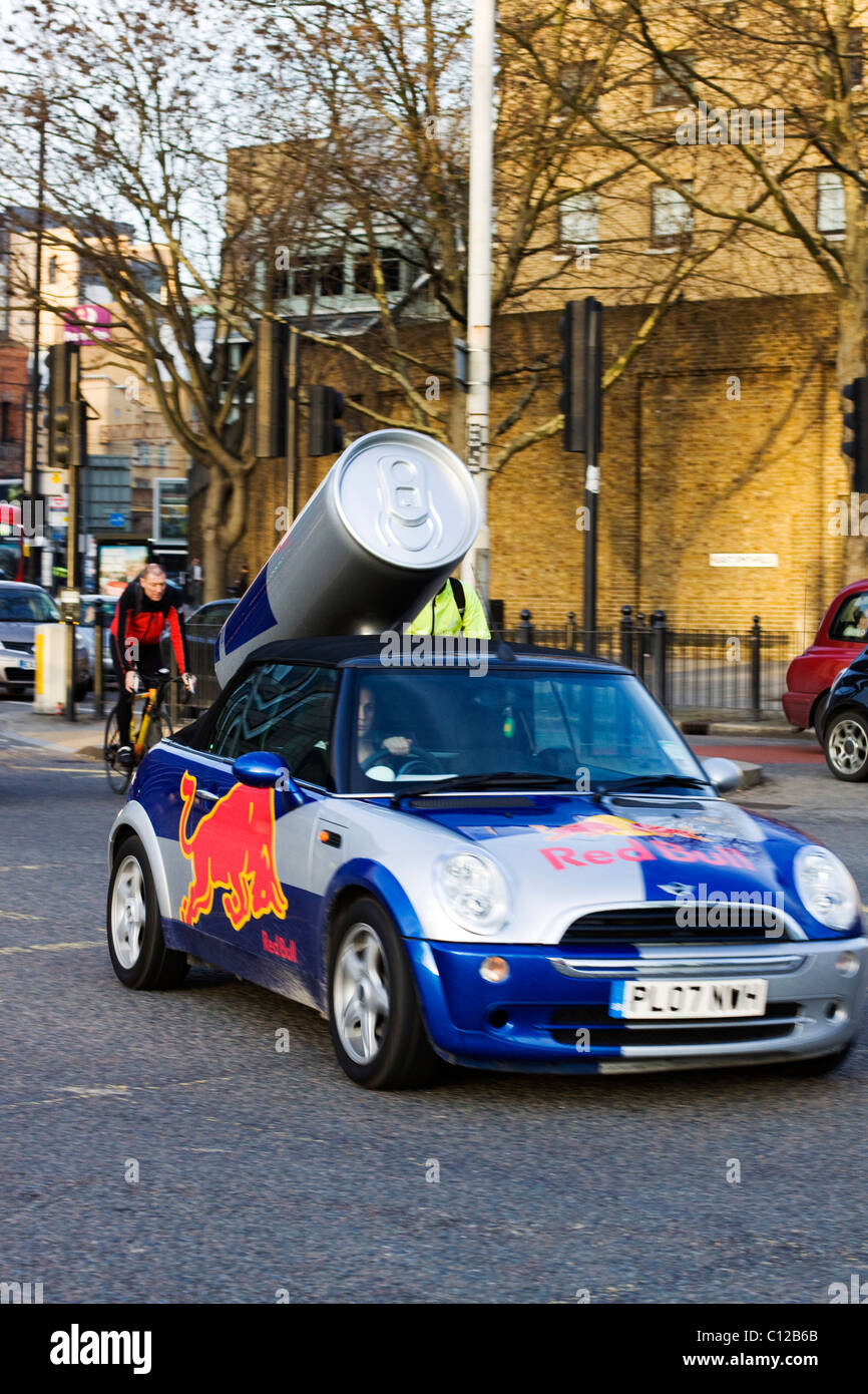 Die klassische britische Mini Werbung Red Bull auf den Straßen von London Stockfoto