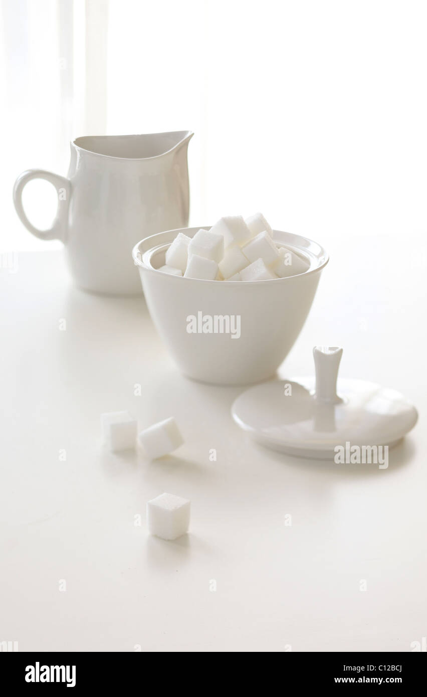 Kaffeeweißer und Zucker weißen Kaffee Tee Zucker Klumpen Stockfoto