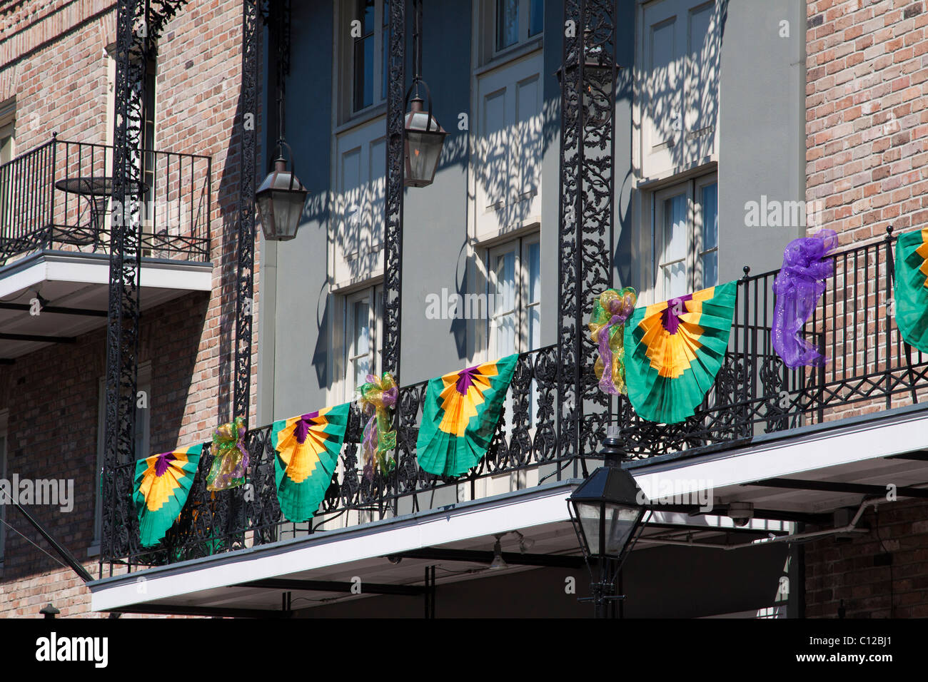 Schmiedeeisen-Balkon mit festliche Girlanden für Karneval im französischen Viertel New Orleans, Louisiana Stockfoto