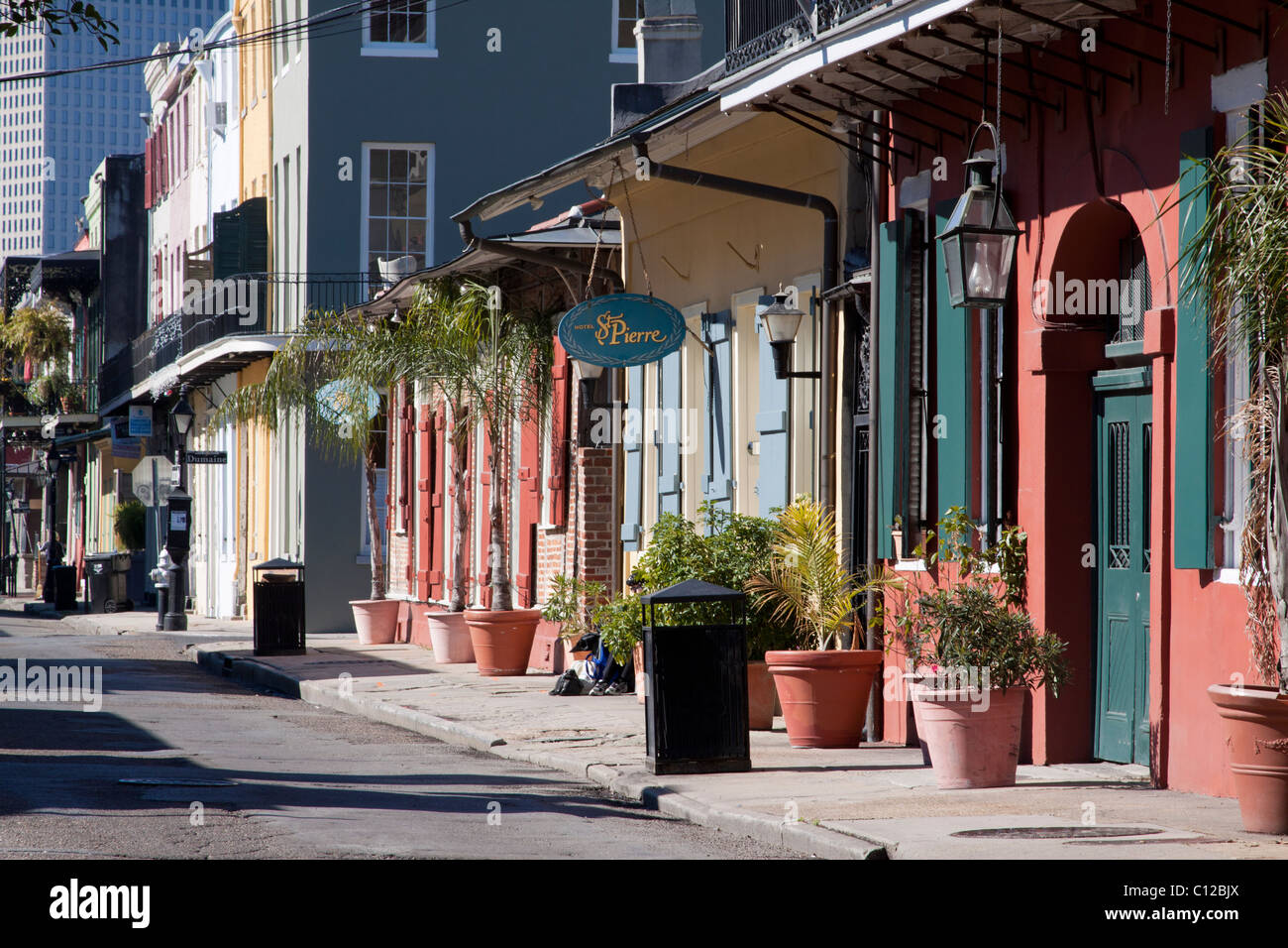 Bunte kreolische Stadthäuser in Burgund Street in New Orleans, Louisiana Stockfoto