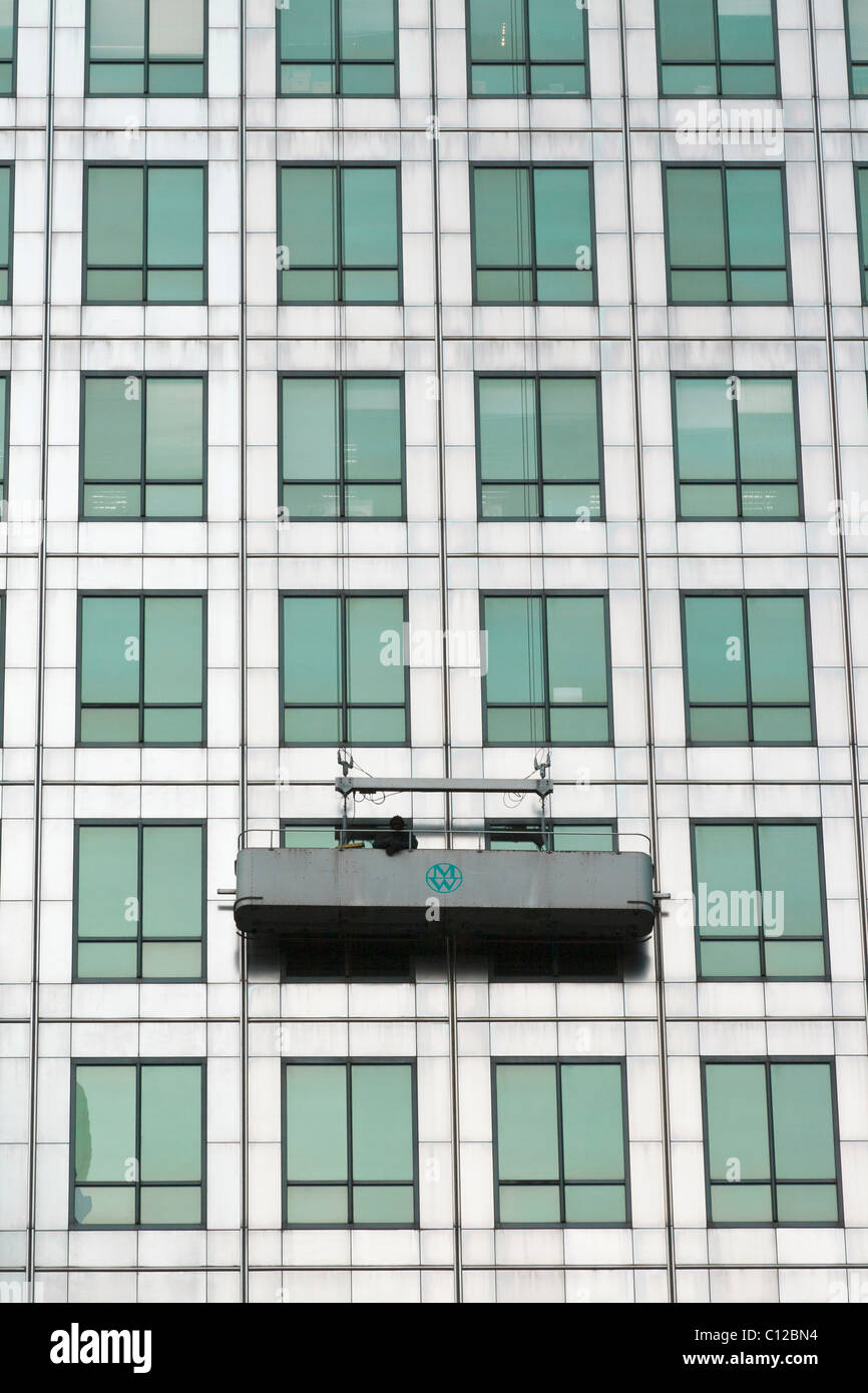 Eine Fensterreinigung Wiege in Canary Wharf, London, UK Stockfoto
