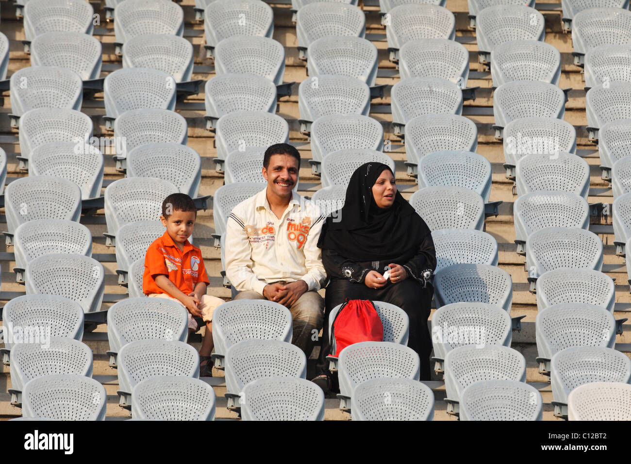 Eine ägyptische Familie sitzt auf der Tribüne vor dem 2009 FIFA U-20 World Cup Championship Spiel zwischen Brasilien und Ghana. Stockfoto
