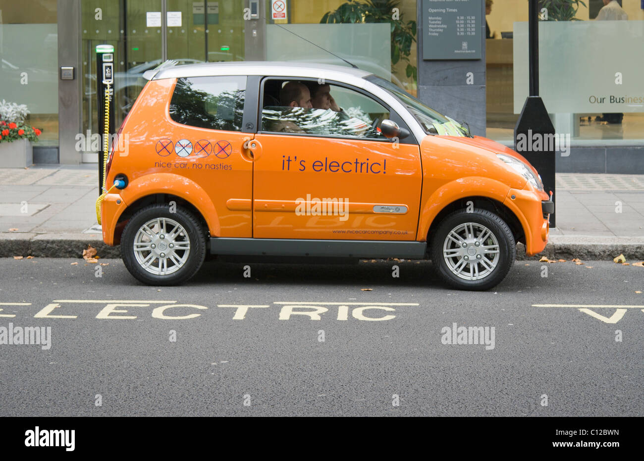 Ein Elektro-Auto aufladen auf eine Electrobay, London, UK. Stockfoto