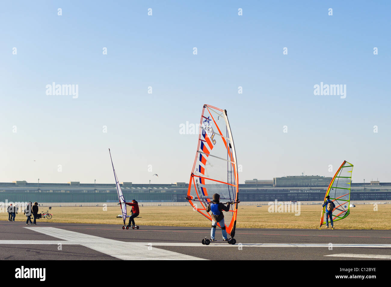 Windskaters am Tempelhofer Park, ehemaliger Flughafen Tempelhof, Berlin, Deutschland, Europa Stockfoto