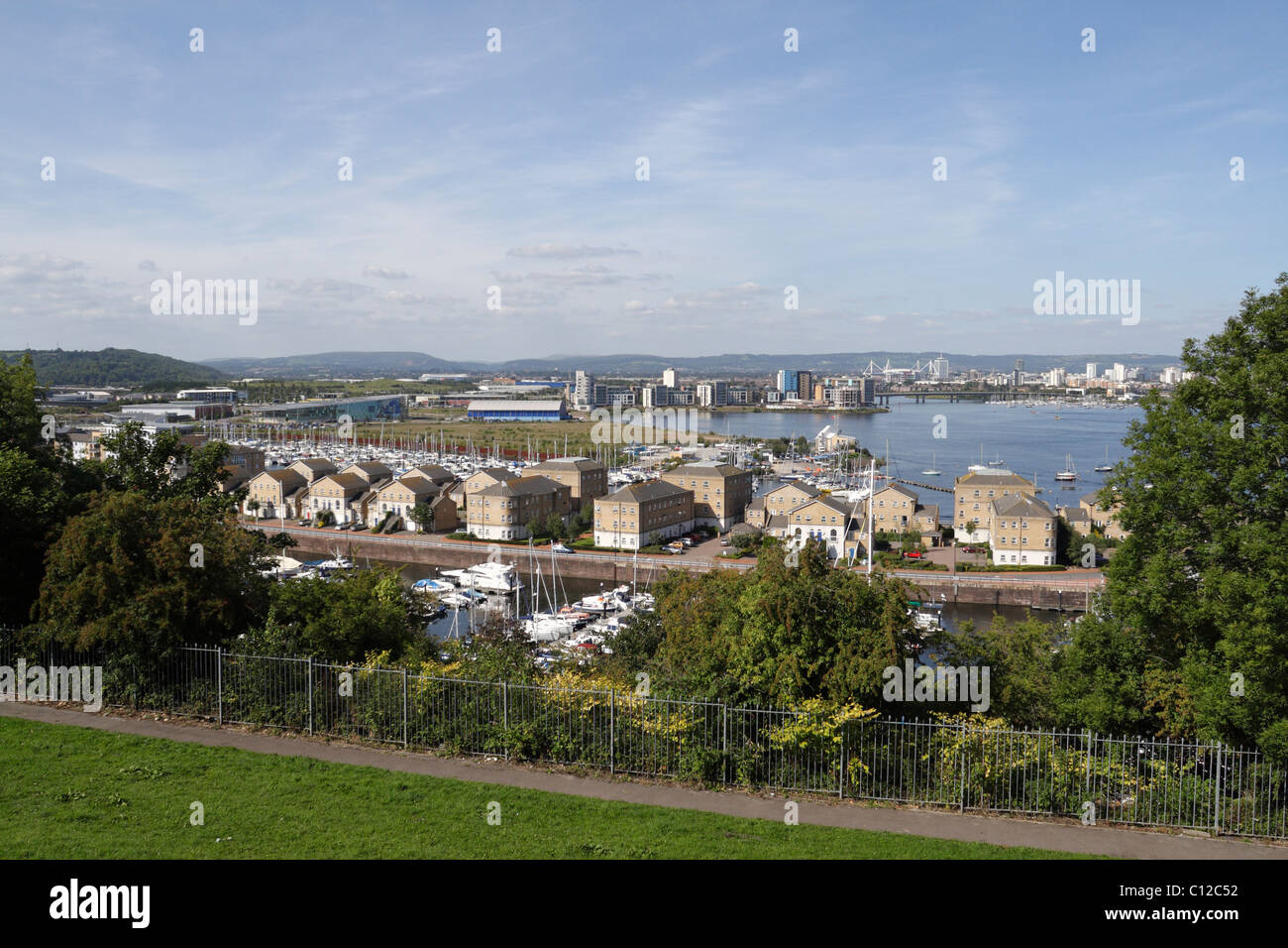 Landschaftsblick auf Cardiff Bay und Penarth Marina, Wales UK Skyline und Stadtsanierung Stockfoto