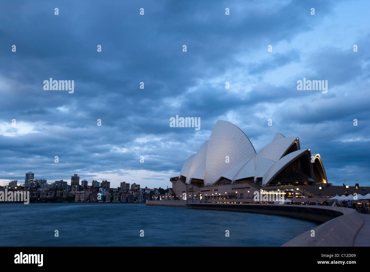 Sydney Opera House in der Abenddämmerung, lange Belichtung. Stockfoto