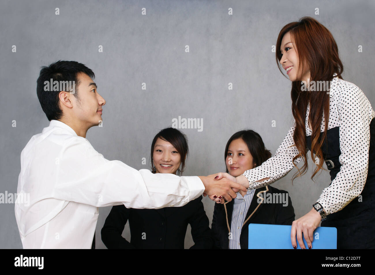 Zusammenarbeit von chinesischen Unternehmen. Glücklich Geschäftsleute Händeschütteln. Stockfoto