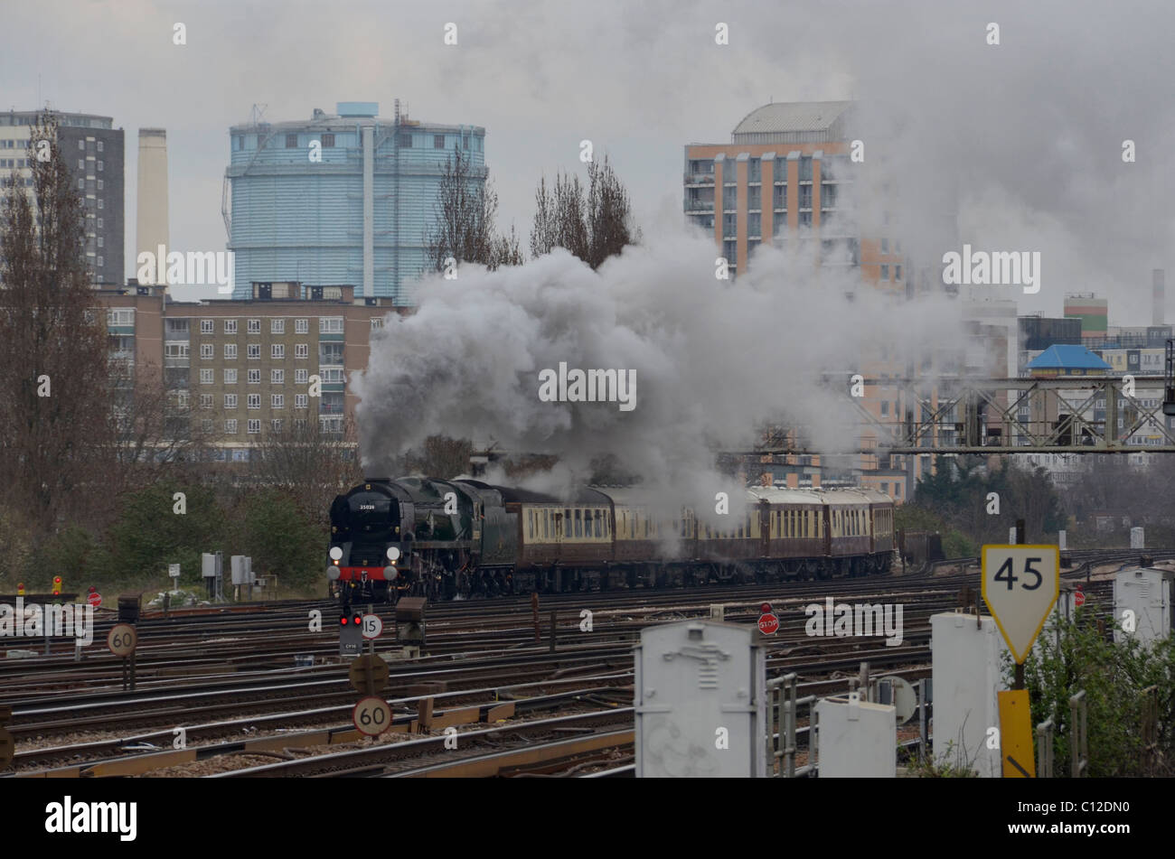 Handelsmarine Klasse Dampfmaschine nähert sich Clapham Junction Station Stockfoto