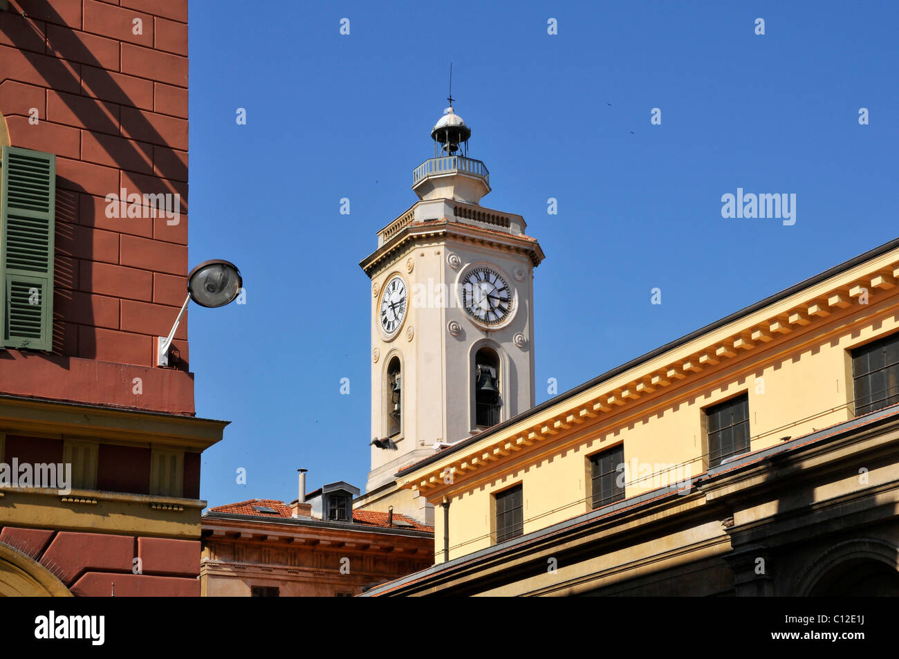 Glockenturm der Kirche im Südosten Frankreichs, Departement Alpes-Maritimes in Nizza Stockfoto