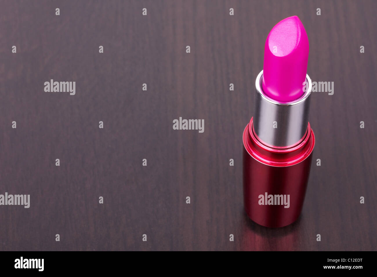 Rosa Lippenstift auf schwarzen Tisch, Nahaufnahme Stockfoto