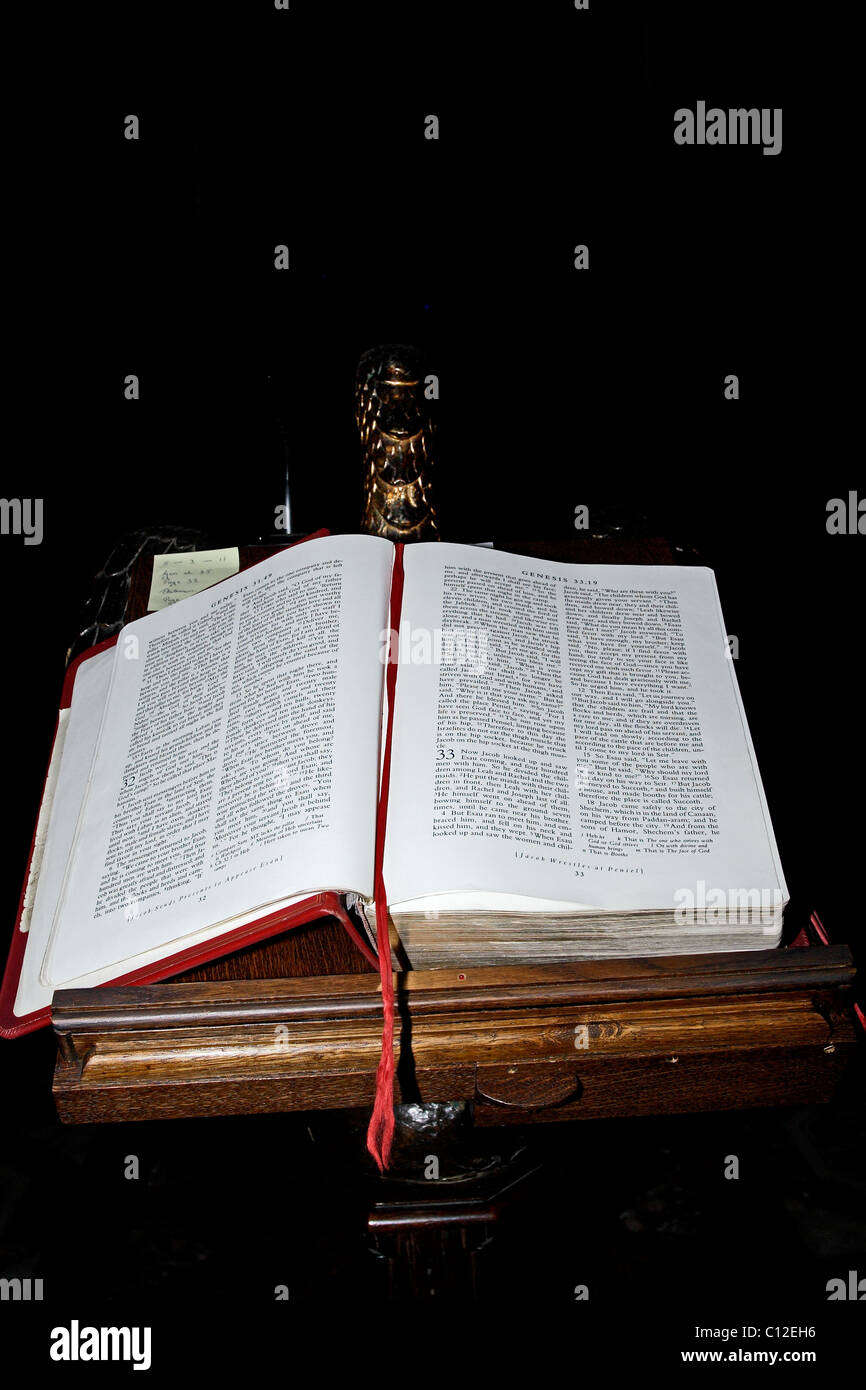 Eine Bibel öffnen, um das Buch "Genesis" auf eine hölzerne Rednerpult Stockfoto