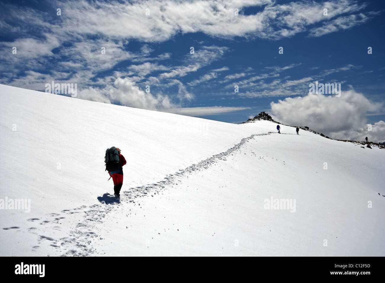 Bergsteiger auf den Schneehang im Kaukasus. Elbrus-Bereich. Spuren zum Horizont. Klettern in Bergen. Stockfoto