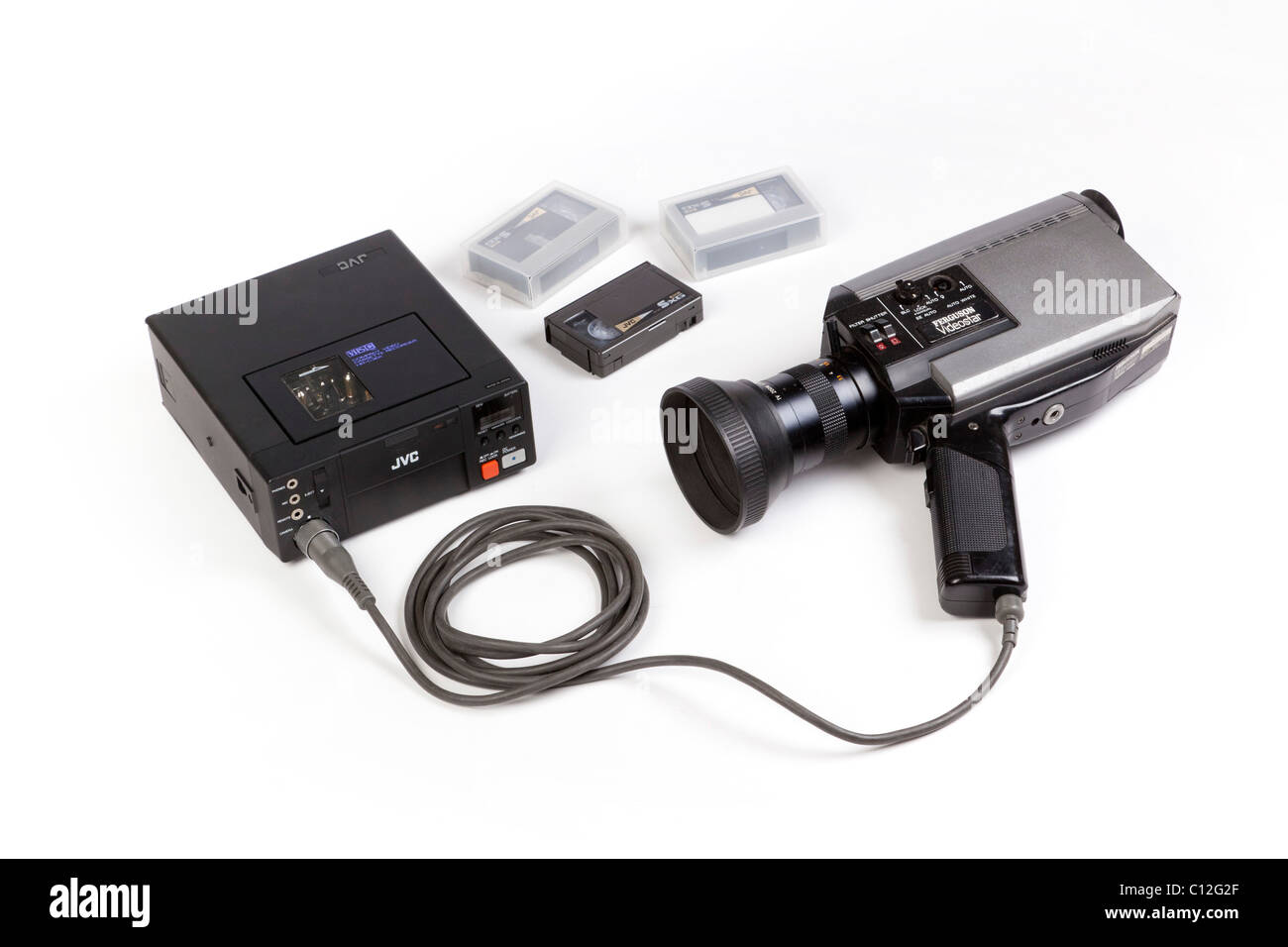 alte Video-Kamera und tragbarer sVHS Videorecorder Stockfoto