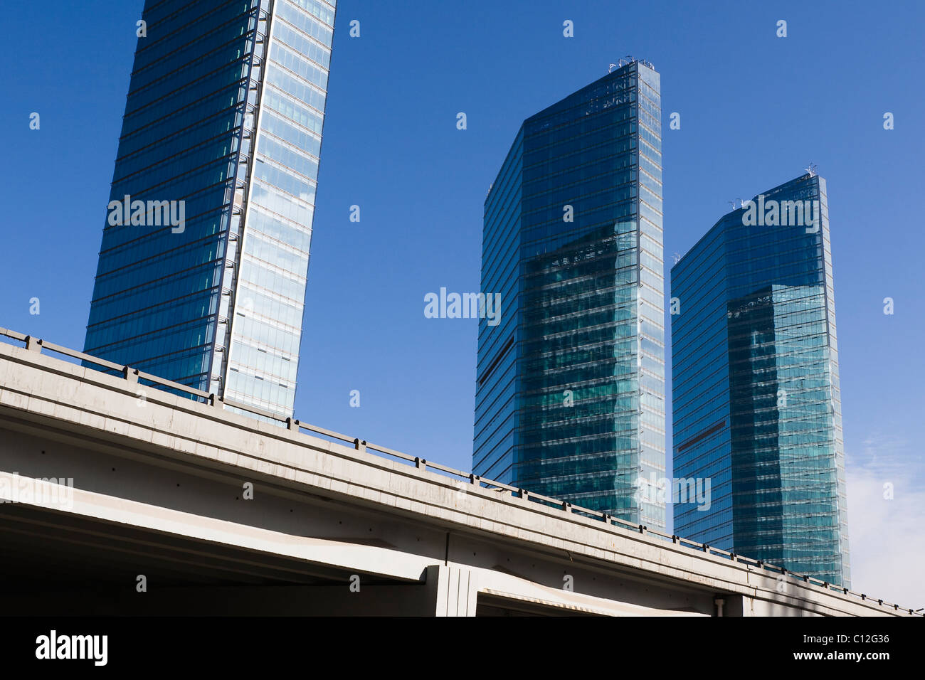 Peking: erhöhte Straße und modernen Gebäuden Stockfoto