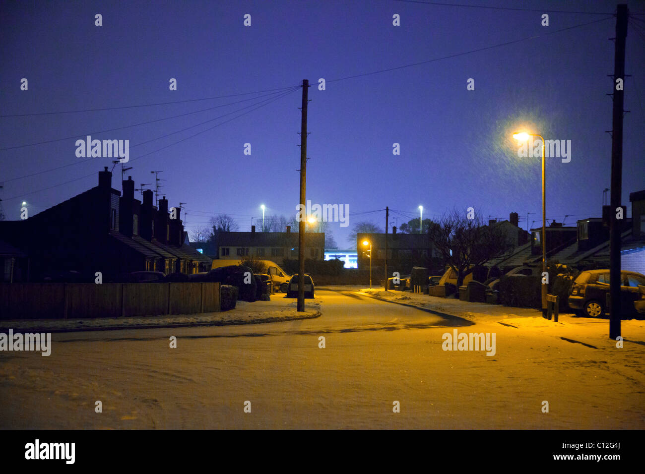 Wohnsiedlung in der Nacht mit Schnee unterwegs, UK Stockfoto