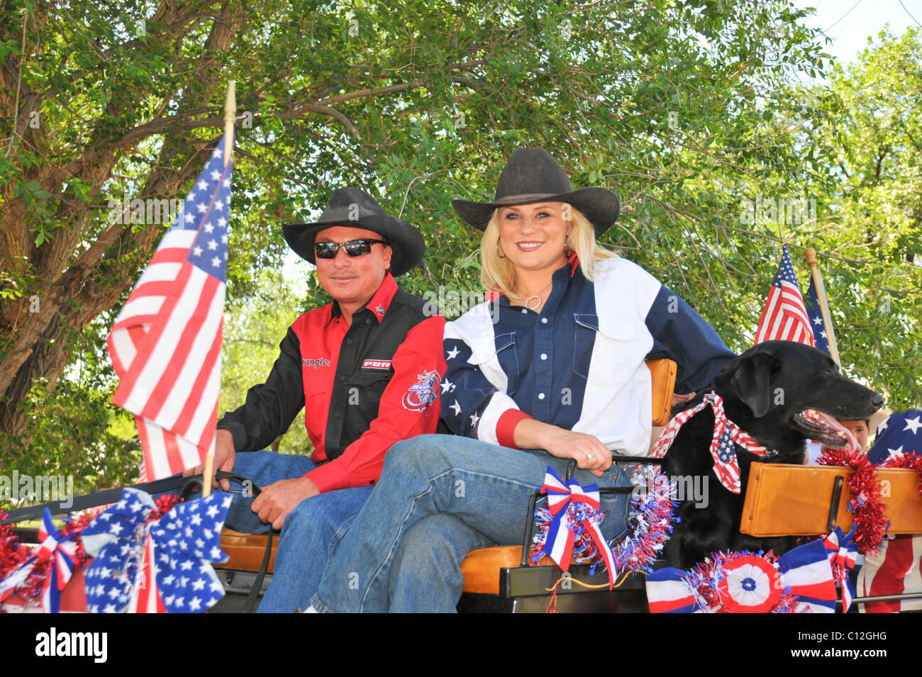 Ein Cowboy paar Pass im Rückblick, am 4. Juli parade in Capitan, New Mexico. Stockfoto