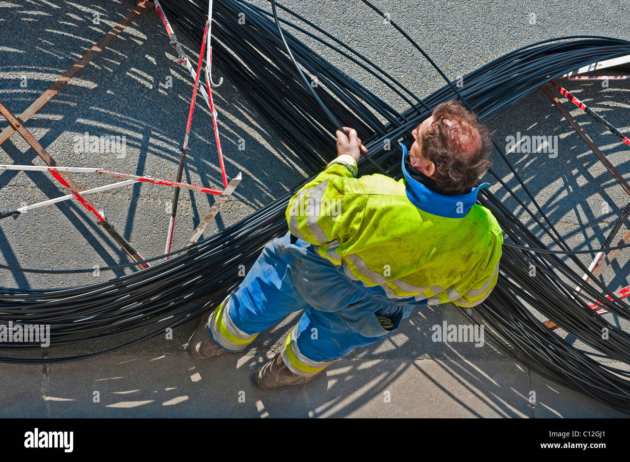 Telefon-Ingenieur Aufwickeln 1.400 Meter "Alcatel" LWL-Kabel - Frankreich. Stockfoto