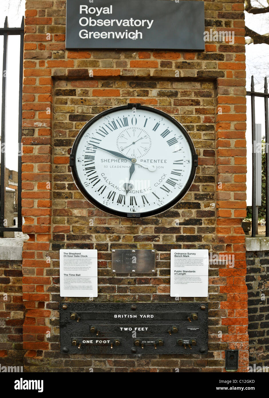 Royal Observatory Greenwich. Anzeige der Shepherd Gate-24-Stunden-Uhr, öffentlichen Maßnahmen der Länge und Ordnance Survey Bench Mark. Stockfoto